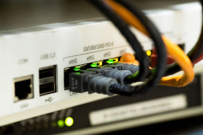 Ingeniero certificando fibra óptica